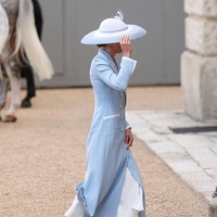 Sentuhan akhir datang dari sepatu hak tinggi putih rancangan Gianvito Rossi.  (Foto: Mike Marsland/WireImage)