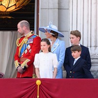 Keluarga Kerajaan Inggris menghadiri Trooping The Colour 2026 yang digelar pada Sabtu (13/6/2026) untuk merayakan ulang tahun Raja Charles. Putri Wales Catherine atau Kate Middleton pun tampil dengan gaya yang sekali lagi menjadi bentuk penghormatan bagi mendiang ibu mertuanya, Putri Diana. (Foto: Karwai Tang/WireImage)