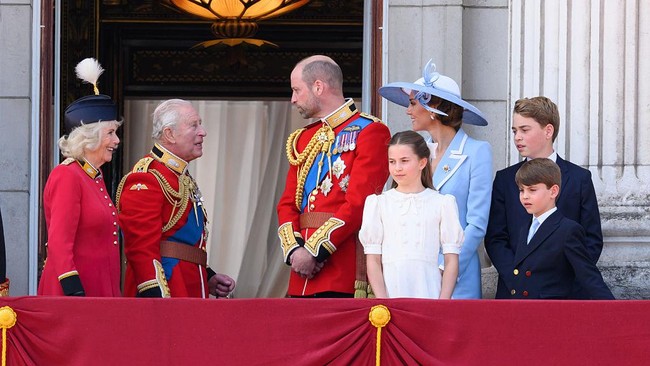Keluarga Kerajaan Inggris menghadiri Trooping The Colour 2026 yang digelar pada Sabtu (13/6/2026) untuk merayakan ulang tahun Raja Charles. Putri Wales Catherine atau Kate Middleton pun tampil dengan gaya yang sekali lagi menjadi bentuk penghormatan bagi mendiang ibu mertuanya, Putri Diana. (Foto: Karwai Tang/WireImage)