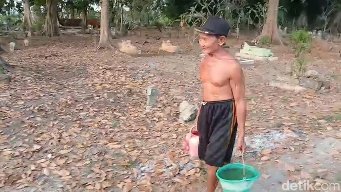 Mbah Suparman hidup sebatang kara di tengah makam Bojonegoro/Foto