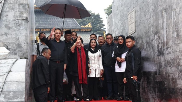 Megawati bersama keluarga ziarah ke makam Sukarno di Blitar, Minggu (14/6/2026).