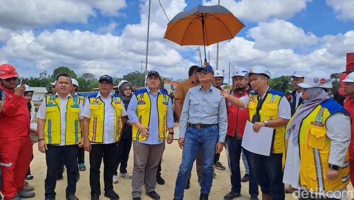 Menteri PU Dody Hanggono meninjau pembangunan sekolah rakyat di Nagan Raya, Aceh. (Agus Setyadi/detikSumut)