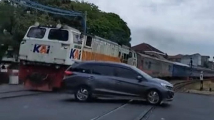 Mobil pribadi menerobos palang perlintasan sebidang di JPL 1A, Jalan Layur, Kota Semarang, Jumat (12/6/2026).