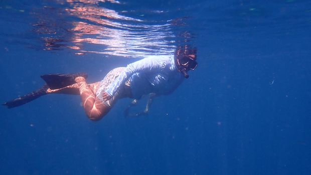 Ni Luh Putri Kusuma Dewi, satu-satunya guide snorkeling perempuan di Desa Les, Kecamatan Tejakula, Buleleng, saat snorkeling di peraian tersebut. (Dok. Ni Luh Putri Kusuma Dewi) Ni Luh Putri Kusuma Dewi, satu-satunya guide snorkeling perempuan di Desa Les, Kecamatan Tejakula, Buleleng, saat snorkeling di peraian tersebut. (Dok. Ni Luh Putri Kusuma Dewi)