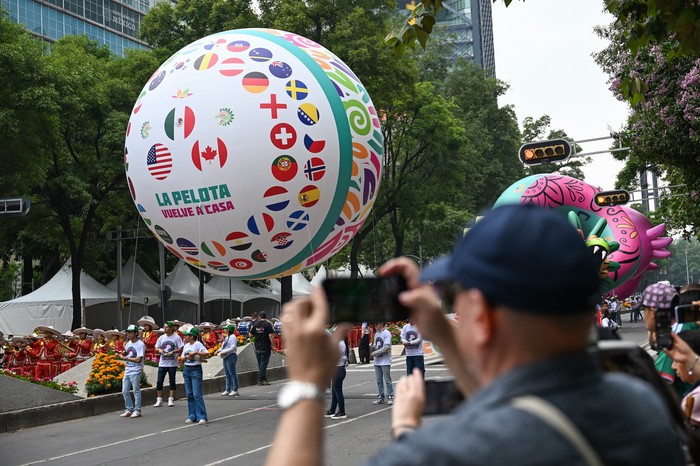 Sejumlah peserta berkostum karakter tradisional Meksiko, Catrina mengikuti Gran Desfile Mundialista atau Parade Akbar Piala Dunia 2026 di Paseo de la Reforma, Mexico City, Meksiko, Sabtu (13/6/2026) waktu setempat. Parade yang memadukan sejumlah kese