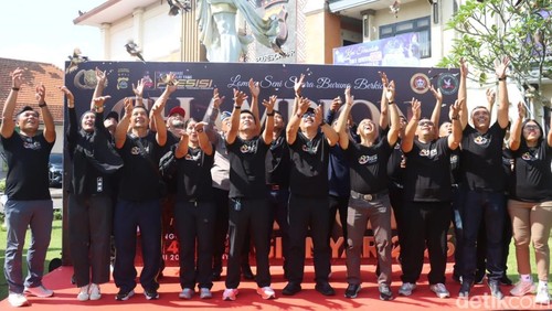 Pelepasan burung di Mapolres Gianyar, tanda dimulainya lomba kicau mania alias seni suara burung berkicau Kapolres Cup, Minggu (14/6/2026).