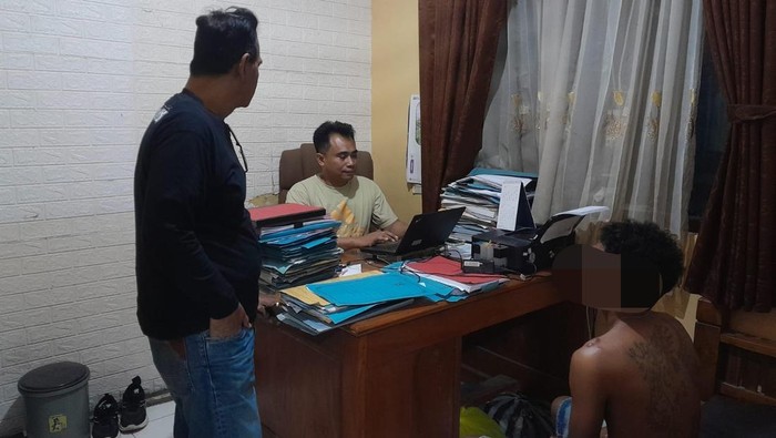 Penampakan pelaku pembakaran rumah ortu saat diperiksa di Polsek Sukolilo, Pati, Minggu (14/6/2026).