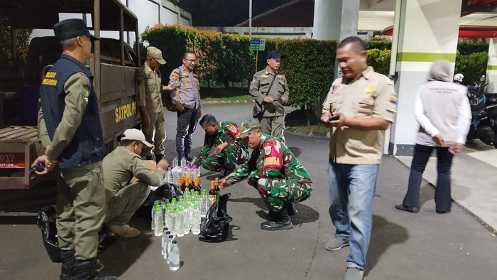 Penggerebekan warung miras di Bogor