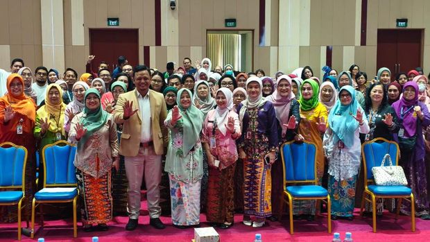 Penulis berfoto bersama peserta pelatihan komunikasi Program Dokter Internship di lingkungan Pemerintah Provinsi DKI Jakarta, beberapa waktu lalu.