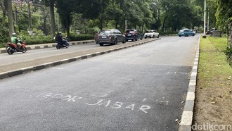 Di Balik Perbaikan Jalan Lenteng Agung Ditulis Tanda Batas Wilayah