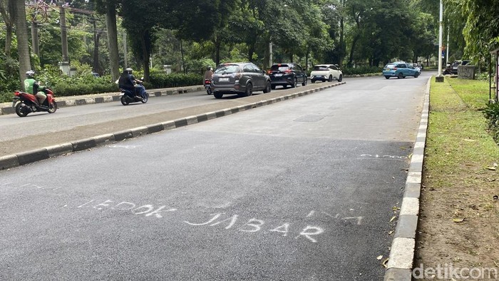 Perbaikan Jalan Lenteng Agung diberita tanda batas wilayah Depok