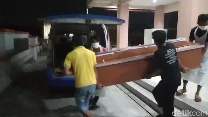 Peti jenazah Lutfiana dimasukkan ambulans di RS Bhayangkara Semarang, Minggu (14/6/2026) malam.