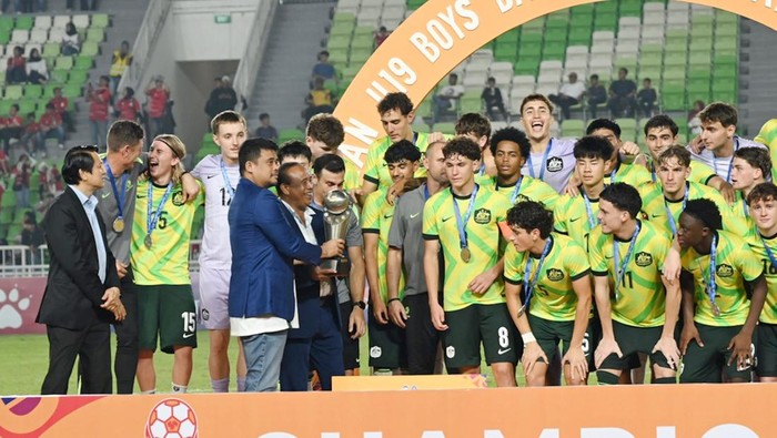Gubsu Bobby Nasution menyerahkan piala kepada Timnas Australia U-19 sebagai juara Piala AFF U-19
