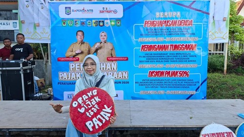Plt Kepala Bapenda NTB Baiq Nelly Yuniarti saat sosialisasi program pemutihan denda pajak kendaraan bermotor di Jalan Udayana, Mataram, NTB, Minggu (14/6/2026). (Foto: Bapenda NTB)