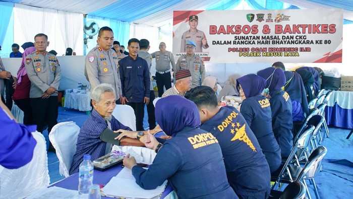 Polres OKI menggelar kegiatan bakti sosial kesehatan terpadu berupa sunatan massal dan pemeriksaan kesehatan gratis bagi masyarakat di wilayah Kecamatan Mesuji Raya.