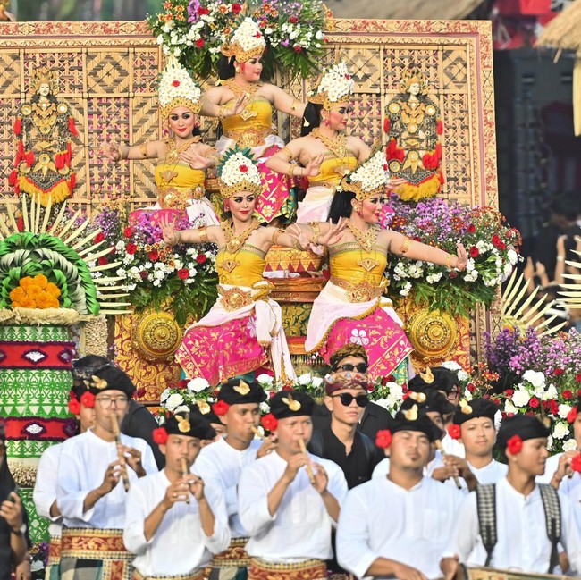 Potret Ribuan Seniman Tampilkan Pesona Budaya Bali dalam Pawai Akbar