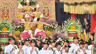 Potret Ribuan Seniman Tampilkan Pesona Budaya Bali dalam Pawai Akbar