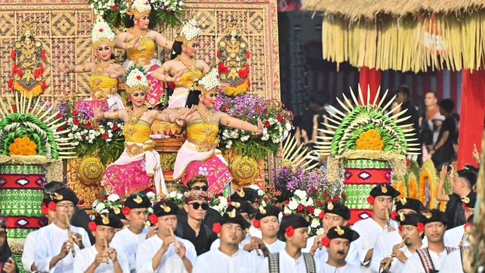 Seniman tampil saat pawai pembukaan Pesta Kesenian Bali (PKB) ke-48 tahun 2026 di Denpasar, Bali, Sabtu (13/6/2026). Kegiatan yang mengangkat tema Atma Kerthi: Jiwa Siddha Parisudha atau memuliakan jiwa paripurna tersebut akan menampilkan lebih dari 20 ribu orang seniman dari berbagai daerah hingga 11 Juli mendatang. ANTARA FOTO/Fikri Yusuf/foc.