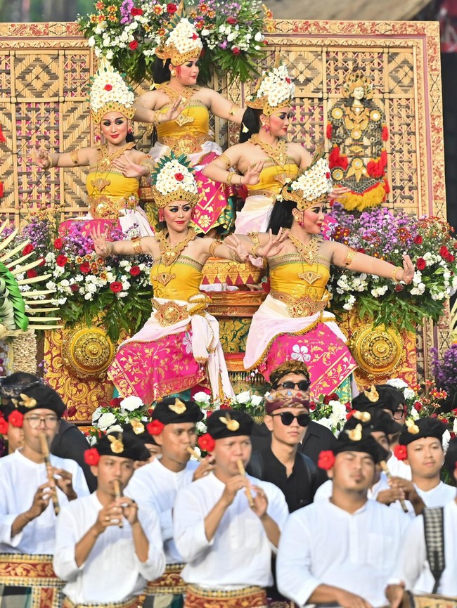 Potret Ribuan Seniman Tampilkan Pesona Budaya Bali dalam Pawai Akbar