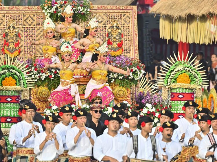 Potret Ribuan Seniman Tampilkan Pesona Budaya Bali dalam Pawai Akbar