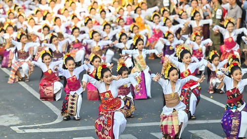 Seniman tampil saat pawai pembukaan Pesta Kesenian Bali (PKB) ke-48 tahun 2026 di Denpasar, Bali, Sabtu (13/6/2026). Kegiatan yang mengangkat tema Atma Kerthi: Jiwa Siddha Parisudha atau memuliakan jiwa paripurna tersebut akan menampilkan lebih dari 20 ribu orang seniman dari berbagai daerah hingga 11 Juli mendatang. ANTARA FOTO/Fikri Yusuf/foc.