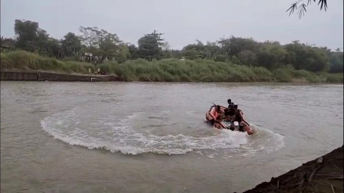 Proses pencarian bocah 6 tahun di Sungai Comal, Pemalang, Minggu (14/6/2026).