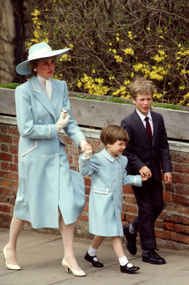 Busana yang dikenakan Kate memiliki kemiripan mencolok dengan outfit yang pernah dipakai Diana pada perayaan Paskah 1987, salah satu momen penting saat Prince William masih kecil. Keduanya sama-sama mengusung warna biru lembut dengan aksen garis putih yang memberikan kesan klasik sekaligus refined. (Foto: REUTERS)