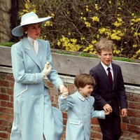 Busana yang dikenakan Kate memiliki kemiripan mencolok dengan outfit yang pernah dipakai Diana pada perayaan Paskah 1987, salah satu momen penting saat Prince William masih kecil. Keduanya sama-sama mengusung warna biru lembut dengan aksen garis putih yang memberikan kesan klasik sekaligus refined. (Foto: REUTERS)