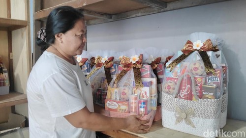 Rai Sudewi menyiapkan parsel pesanan jelang Galungan yang siap dikirim di tokonya, Minggu (14/6/2026).