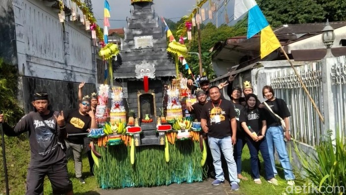 Ratusan Warga Prigen Arak Ancak dalam Tradisi Sedekah Bumi