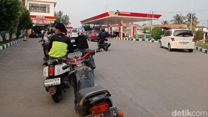 Salah satu SPBU di Palembang yang ramai antrean kendaraan