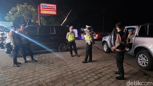 Sejumlah swalayan di Jalan Bypass Ida Bagus Mantra, Gianyar, didatangi polisi dalam rangka patroli gabungan, Minggu (14/6/2026).