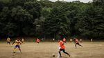 Lapangan Sepak Bola Dibangun di Kawah Gunung Berapi, Kok Bisa?