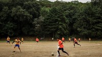 Di sana ada liga amatir yang bermain setiap minggunya. Liga Teoca menampilkan 10 tim yang masing-masing mewakili satu keluarga. Tidak ada batasan usia dalam pertandingan ini. Foto: REUTERS/Raquel Cunha