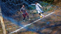 Lapangan ini dirawat dan dijaga oleh warga sekitar. Mereka menolak campur tangan dari pemerintah. Foto: REUTERS/Raquel Cunha