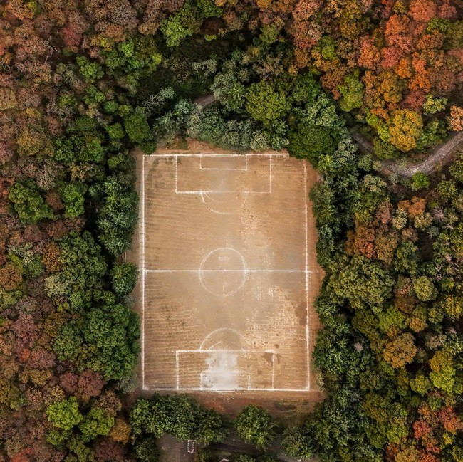 Lapangan Sepak Bola Dibangun di Kawah Gunung Berapi, Kok Bisa?