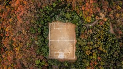 Lapangan Sepak Bola Dibangun di Kawah Gunung Berapi, Kok Bisa?