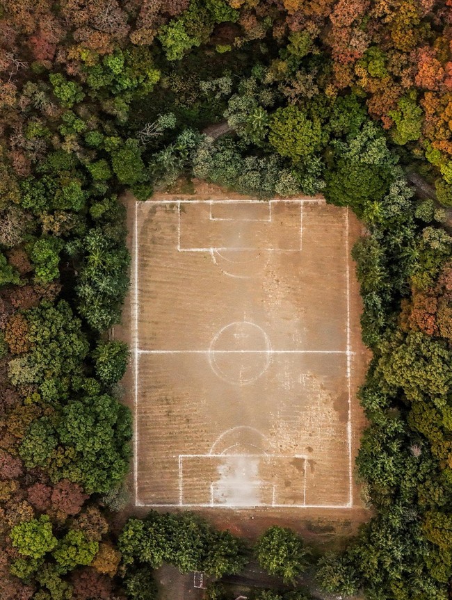 Lapangan Sepak Bola Dibangun di Kawah Gunung Berapi, Kok Bisa?