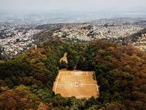 Anti-mainstream! Lapangan Bola Ini Letaknya di Kawah Gunung Berapi Inaktif