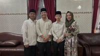 Soimah Pancawati dan Herwan Pandoko menjalani 24 tahun pernikahan. Pasangan seniman ini dikaruniai dua orang putra, Aksa Uyun Dananjaya dan Diksa Naja Naekonang. Foto: Instagram @ showimah
