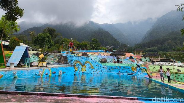 Suasana objek wisata Bumi Pelangi Kuningan