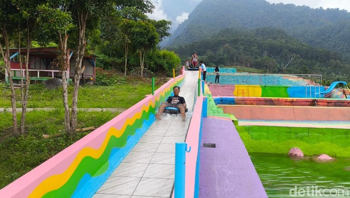 Suasana objek wisata Bumi Pelangi Kuningan
