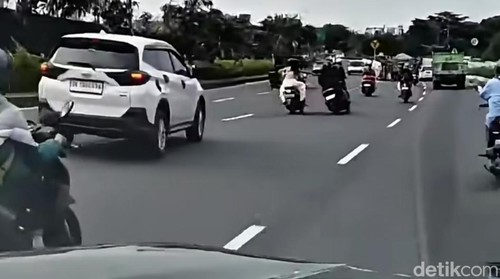 Tangkapan layar video viral turis New Zealand dijambret di Underpass Tuban, Kuta, Bali.