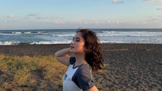 Foto Manis Tissa Biani Menikmati Indahnya Parangtritis