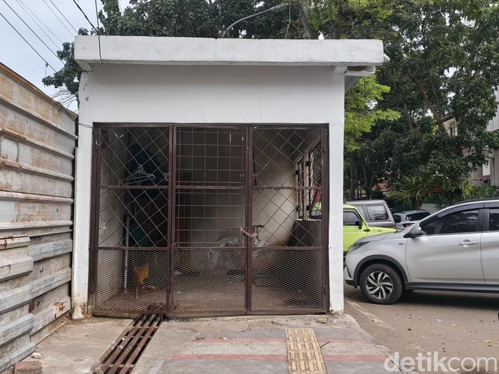 Trotoar di Bandung dibuat jadi parkiran mobil.