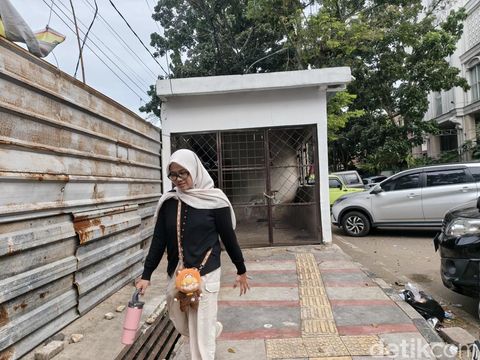 Trotoar di Bandung dibuat jadi parkiran mobil. Trotoar di Bandung dibuat jadi parkiran mobil.