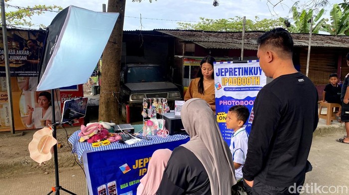 Warga berfoto di iPadBooth yang ada di Stadion GBLA Bandung