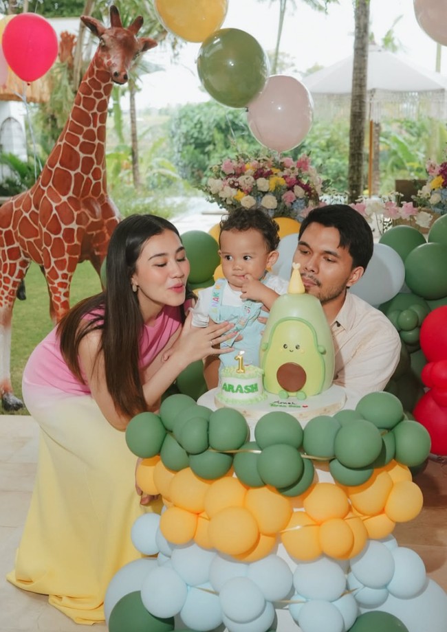 Baby Arash baru saja merayakan ulang tahunnya yang pertama pada 12 Juni 2026. Kali ini perayaannya digelar di Bali dengan dekorasi warna-warna yang playful. Foto: Instagram/@thariqhalilintar