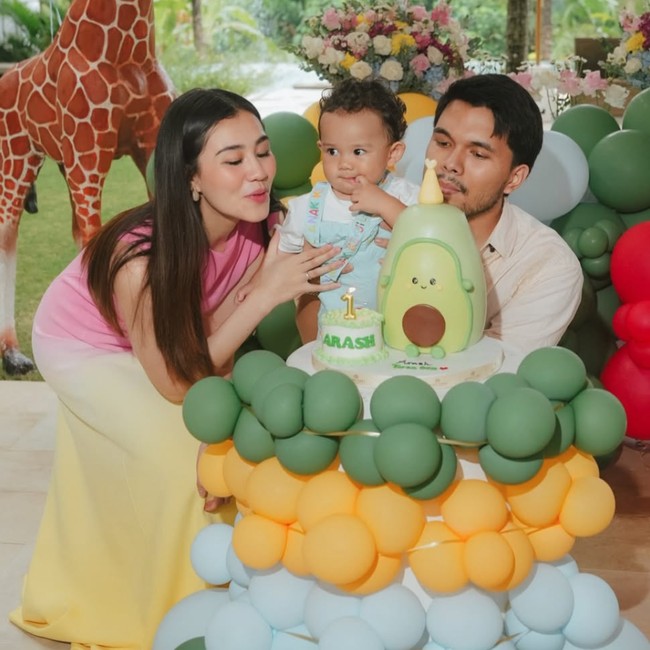 Gaya Aaliyah Massaid di Ultah Anak, Pancarkan Aura Mahmud Pakai Dress Ombre