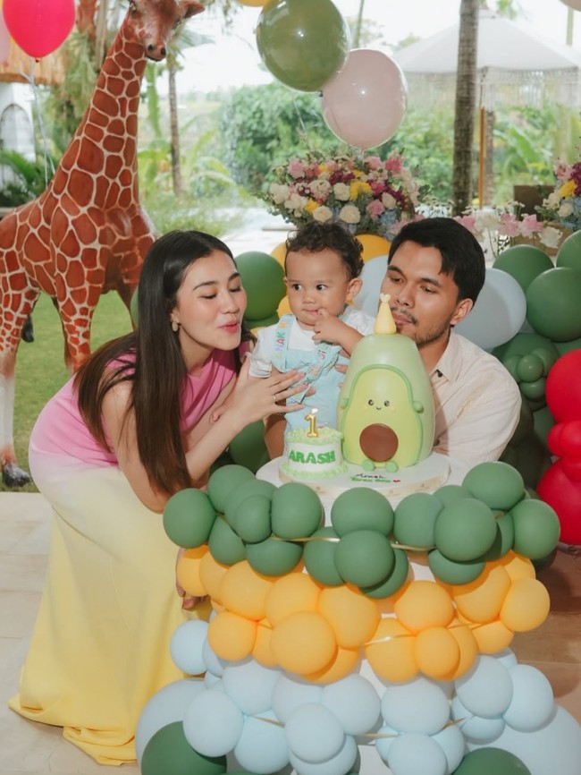 Gaya Aaliyah Massaid di Ultah Anak, Pancarkan Aura Mahmud Pakai Dress Ombre